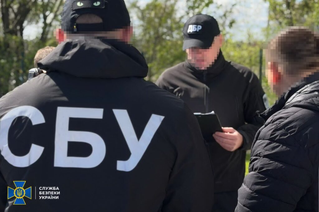 На Черкащині затримали прикордонника, який намагався підкупити своє керівництво і …