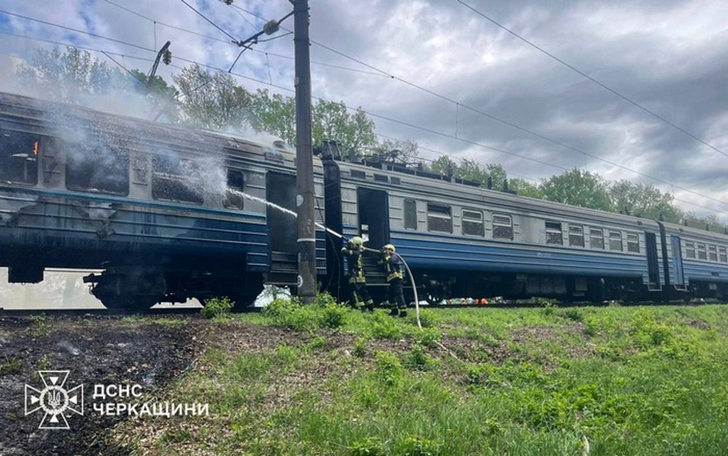 На Черкащині під час руху загорівся електропотяг (ФОТО)