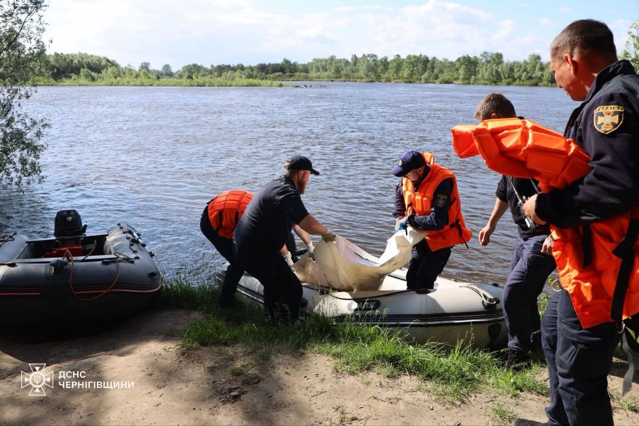 На Чернігівщині з Десни дістали тіло чоловіка (фото)