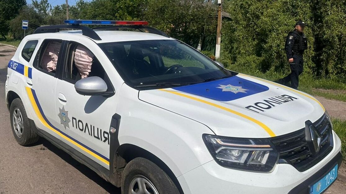 На Чернігівщині росіяни вдарили дроном по поліцейському авто: є постраждалі