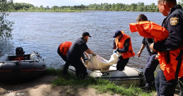 На Чернігівщині дістали з ріки тіло чоловіка, якого тиждень шукали