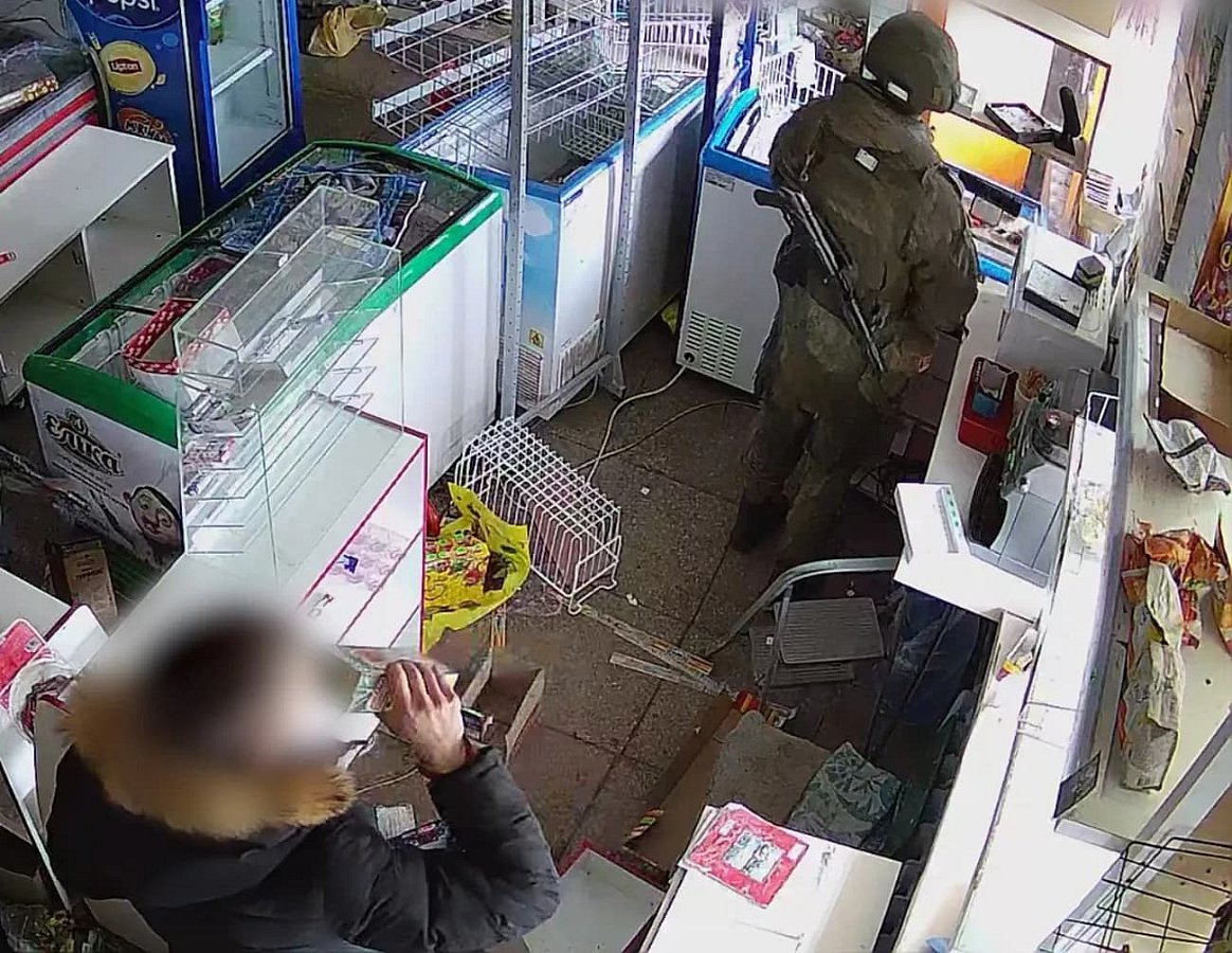 На Чернігівщині затримали військовослужбовця, який допомагав окупантам грабувати магазини