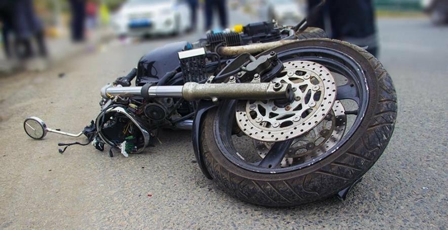На Чернігівщині мотоцикліст врізався в електроопору: водія госпіталізували