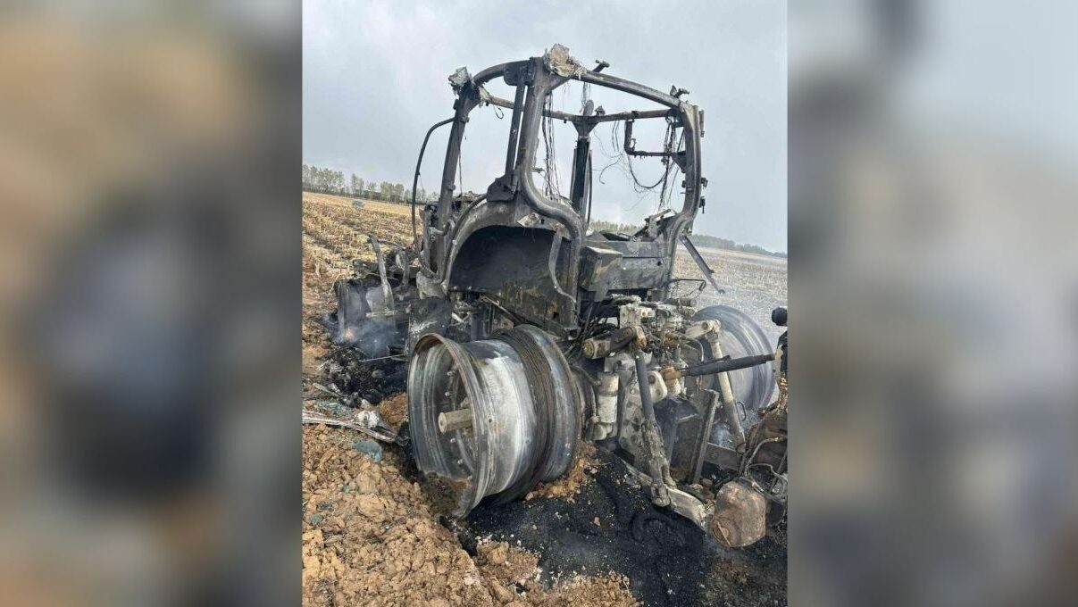 На Чернігівщині посеред поля стався вибух: техніка знищена вщент