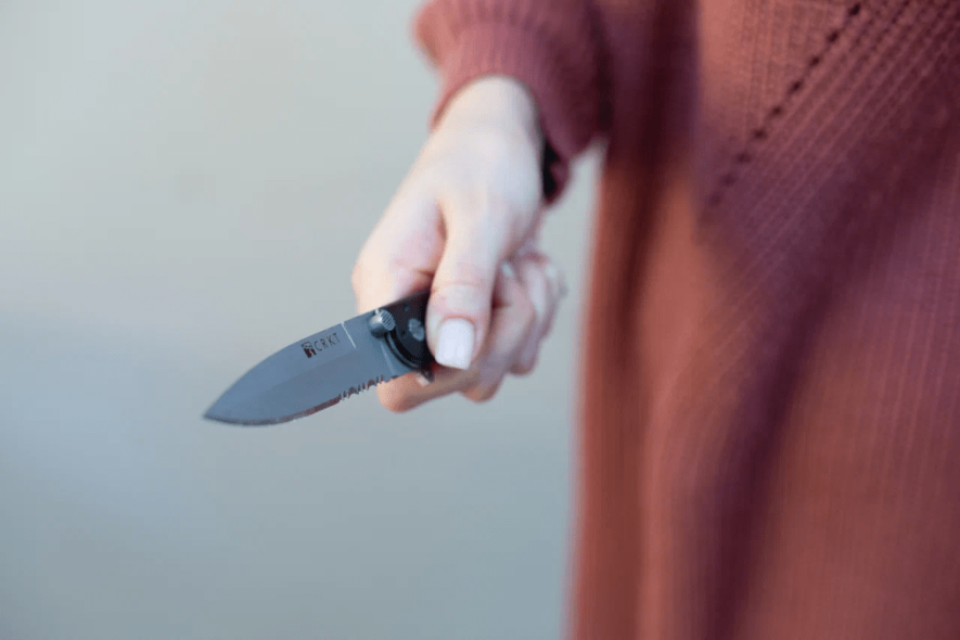 На Чернігівщині під час конфлікту жінка пирнула ножем у живіт …