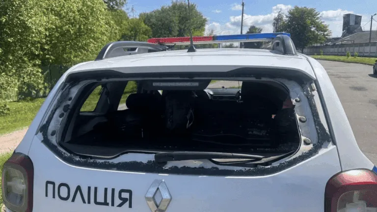 На Чернігівщині російський дрон атакував авто поліції: поранено правоохоронців