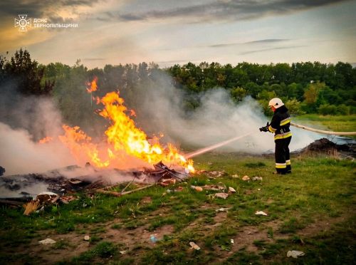 На Чортківщині горіли будівля та сміття (фото)