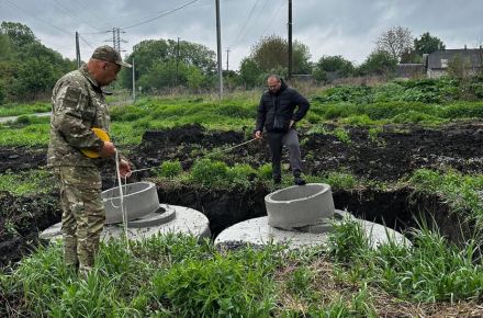 На березі Тетерева біля Житомира виявили будівництво незаконної каналізації, власника …