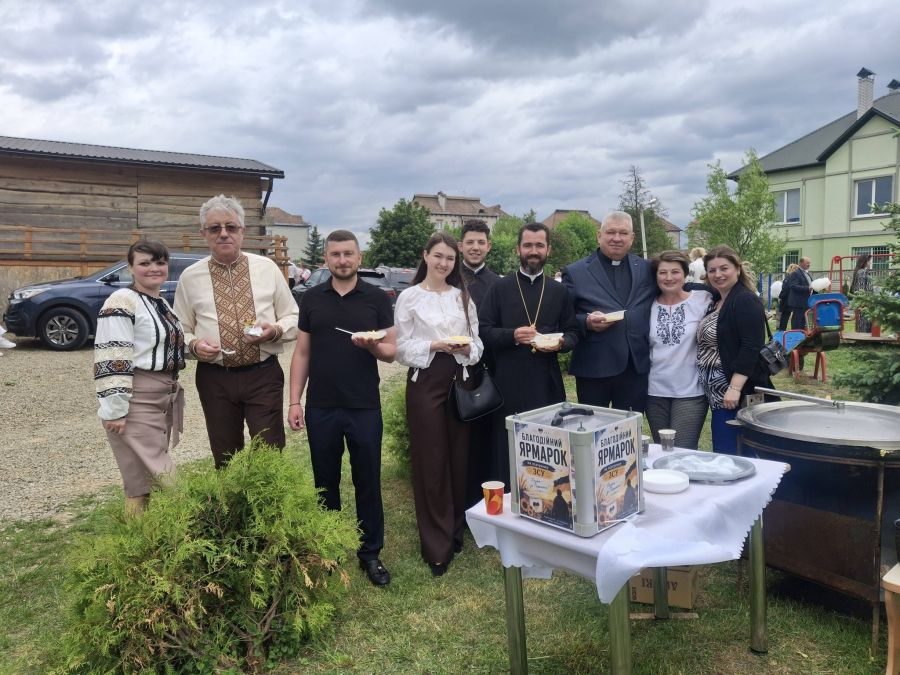 На благодійному ярмарку у Брошневі-Осаді зібрали 35 тисяч гривень для …