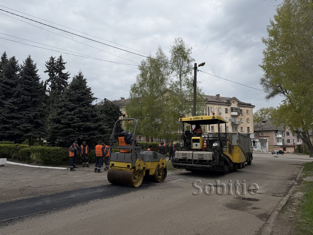 На вулицях Медичній та Івана Сірка у Камʼянському асфальтують дороги
