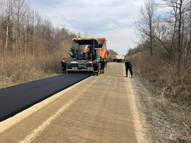 На вулиці Європейській у Сарнах укладають асфальт