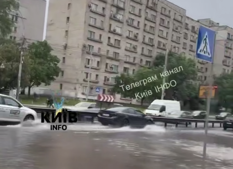 На вулиці Вадима Гетьмана у Києві стався потоп