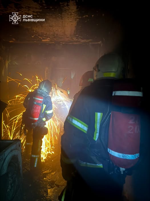 На вулиці Кавалерідзе у Львові рятувальники вивели з вогню 12 …