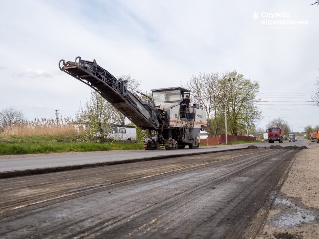 На вулиці Лукіяновича у Чернівцях завершують відновлення проїзду на ділянці …
