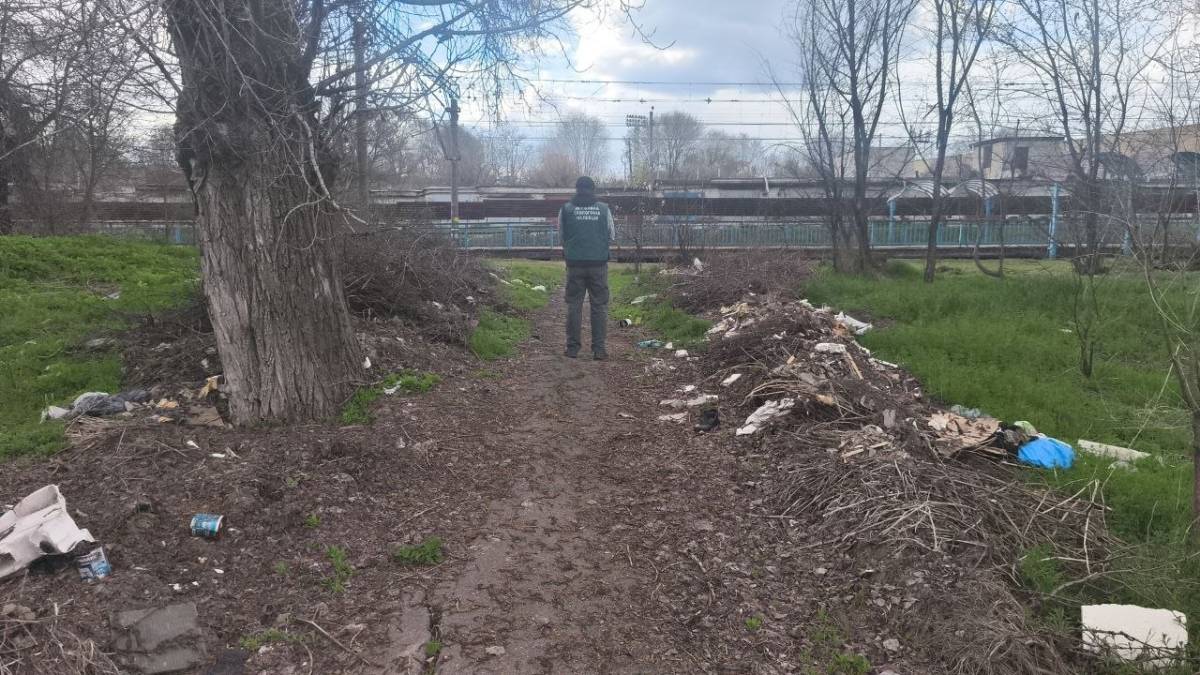 На вулиці Магістральній у Запоріжжі виявили стихійне сміттєзвалище