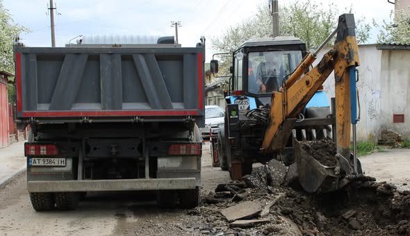 На вулиці Мерінова в Івано-Франківську ремонтують тепломережу