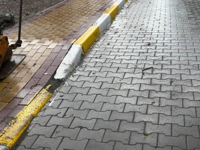 На вулиці Тищенка в Ірпені відремонтували плиткове покриття після провалля