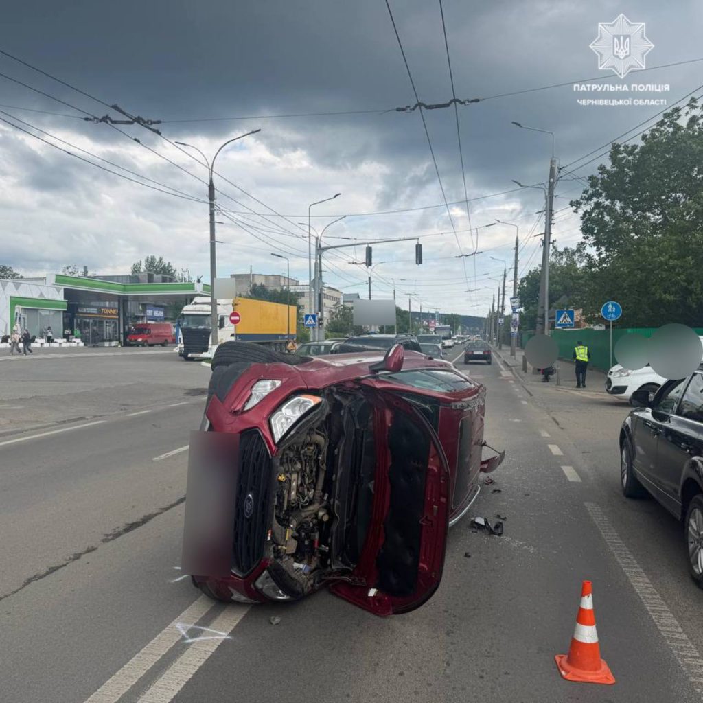 На вулиці Хотинській у Чернівцях сталася аварія