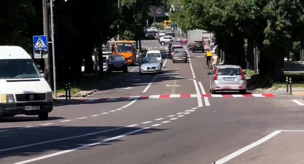 На вулиці Чорновола у Рівному запровадили трисмуговий рух