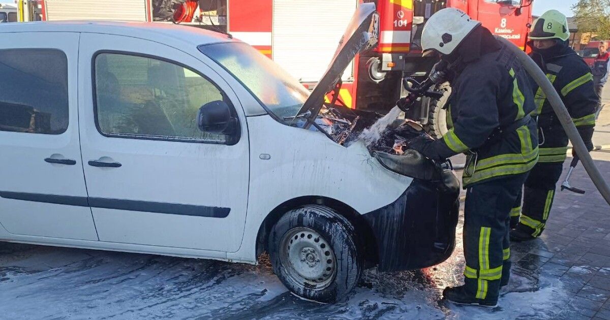 На вулиці райцентру на Волині раптом загорілось авто