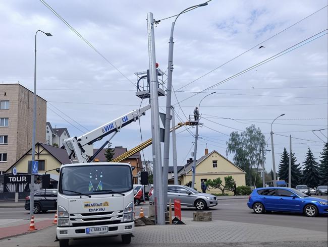 На двох вулицях Рівного оновили мережі зовнішнього освітлення