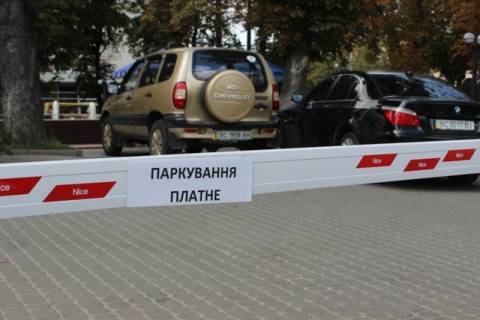 На двох майданчиках у центрі Львова змінили вартість паркування