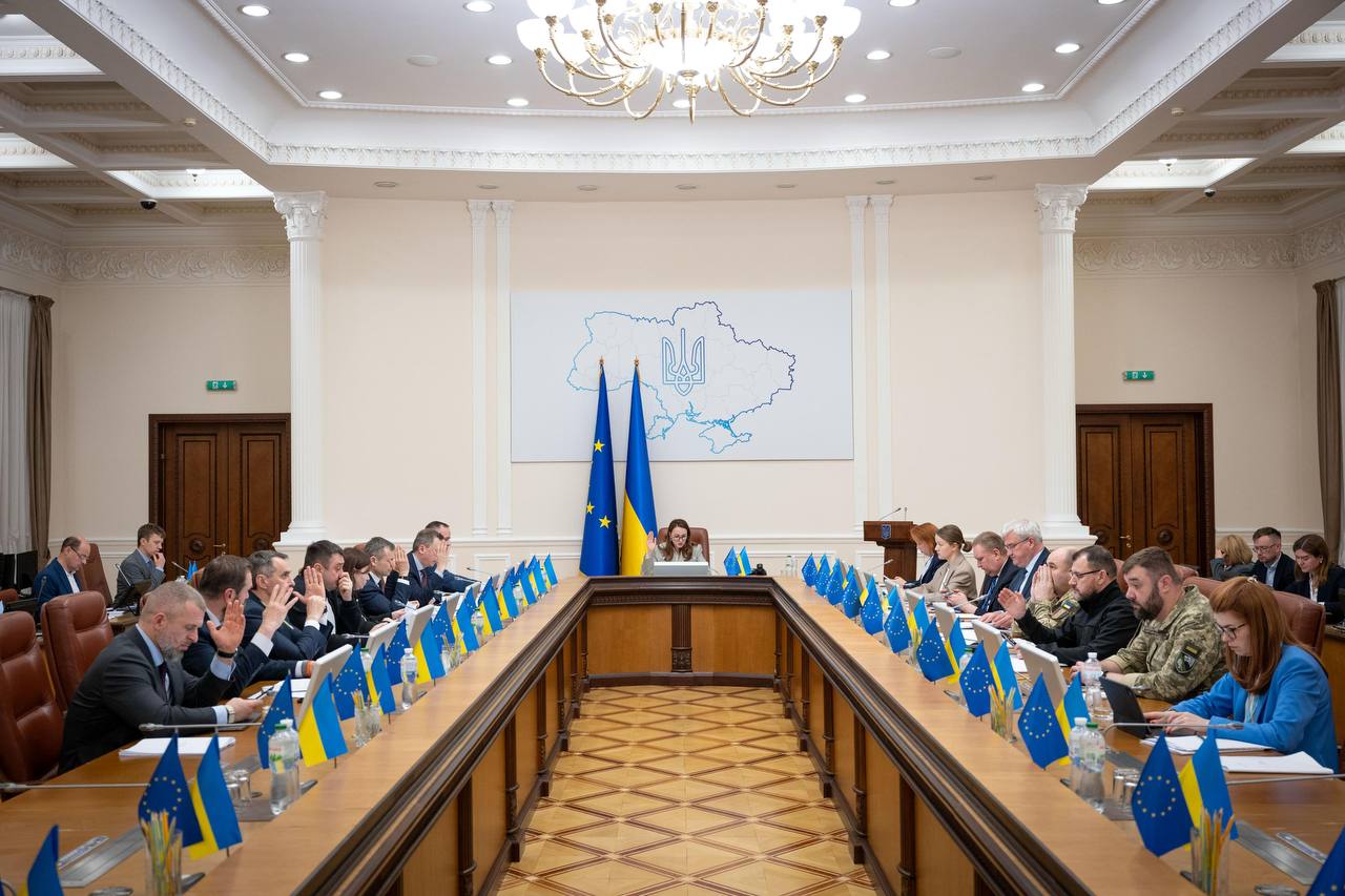 На доплати понад 12 тисячам працівників ремонтних бригад уряд виділив …