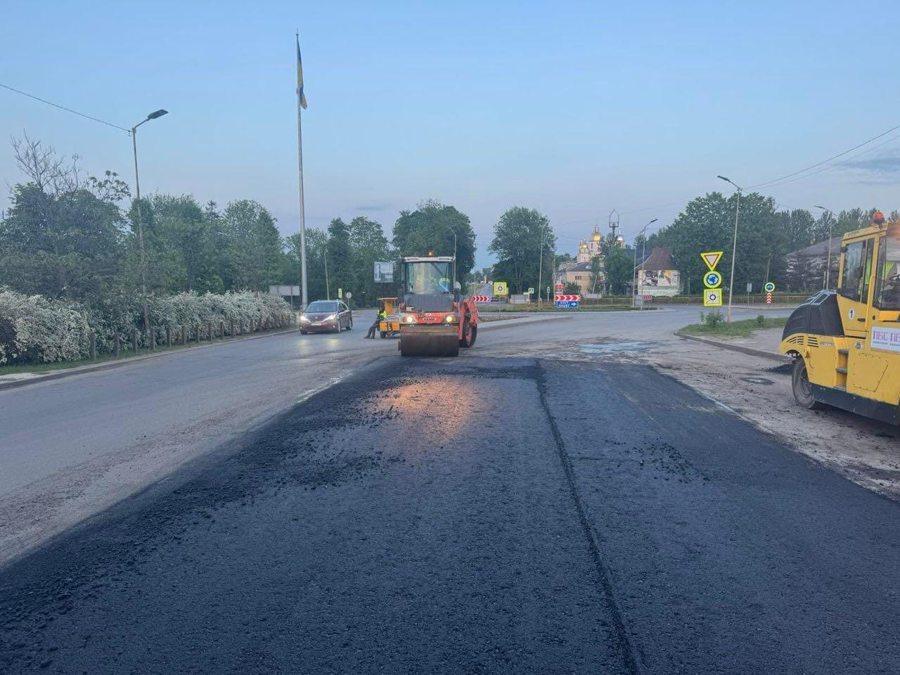 На дорогах Івано-Франківщини оновили вже понад 263 тисячі квадратних метрів …