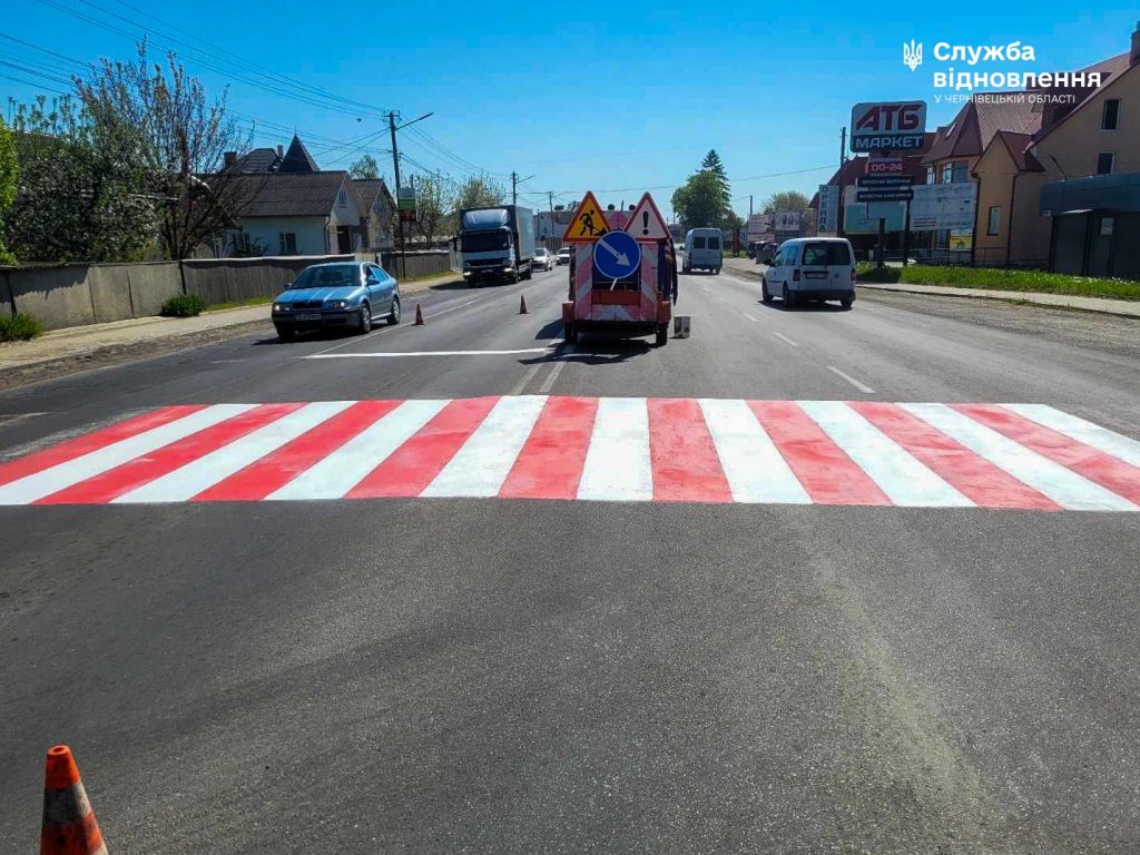 На дорогах Буковини оновлюють розмітку та ремонтують найбільш зношені ділянки