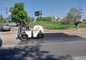 На дорогах Кропивницького комунальники продовжують наводити лад