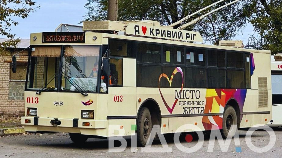 На залізничному вокзалі Кривий Ріг-Головний камінь з-під газонокосарки розтрощив вікно …