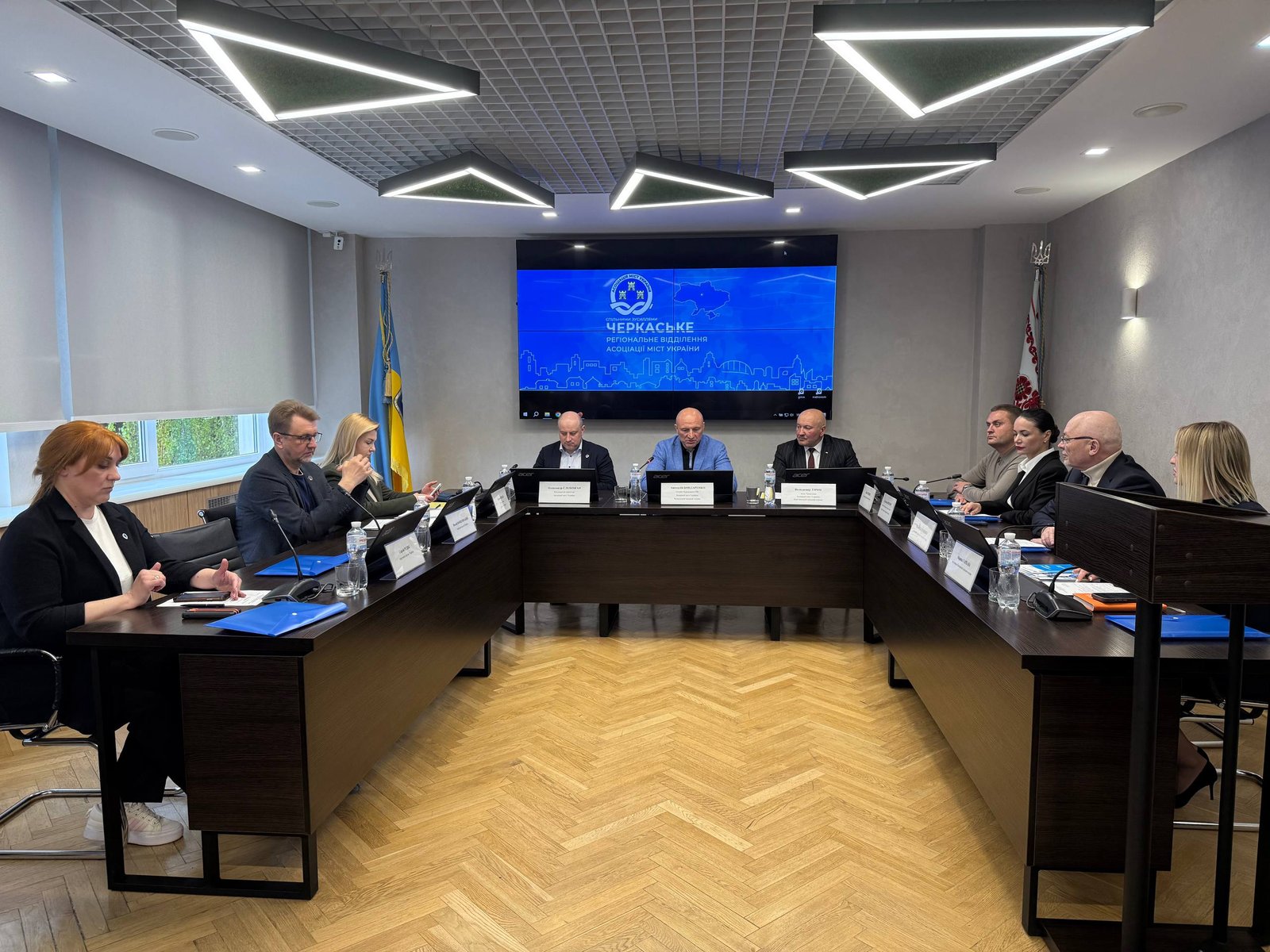 На засіданні Асоціації міст у Черкасах обговорили питання енергостійкості та …
