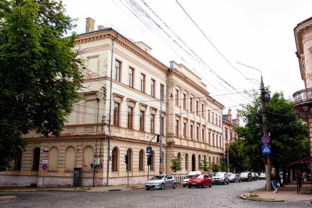 На конкурс директорів у чернівецькі школи подалися 35 учасників
