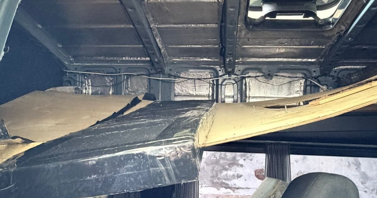 На кордоні Львівщини митники знайшли схованки з сигаретами у двох …