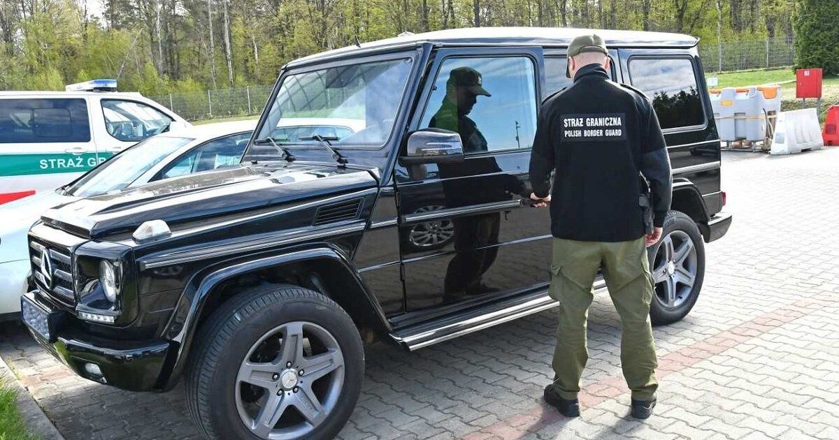 На кордоні з Львівщиною затримали Mercedes і деталі викрадених авто