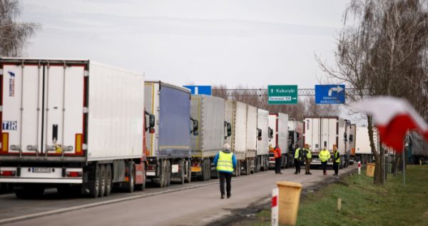 На кордоні з Польщею на 5 тижнів обмежили рух транспорту
