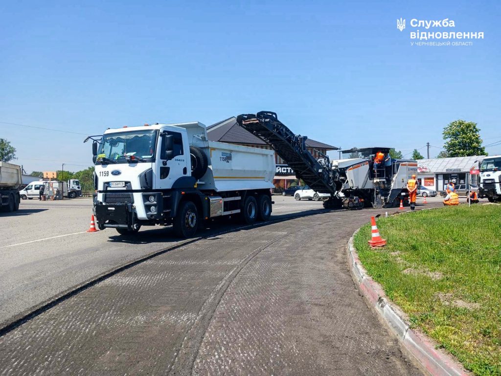 На кільці у Мамаївцях ремонтують покриття: асфальт планують вкласти цього …