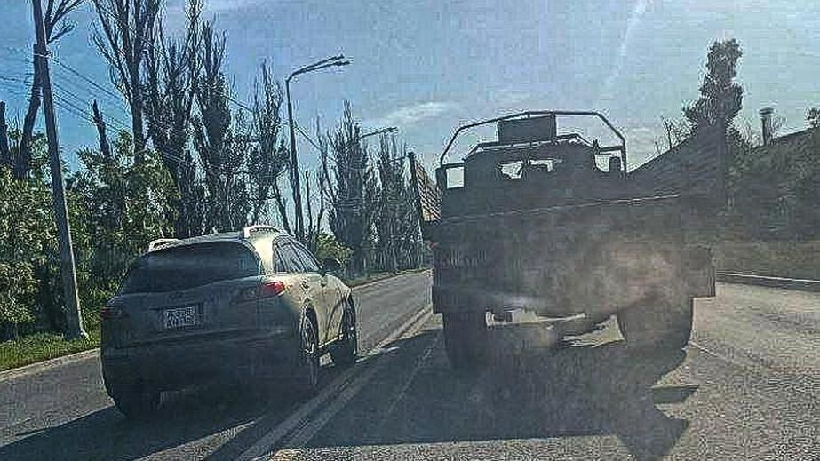 Стрільці на даху техніки почали прикривати військові колони РФ, що …
