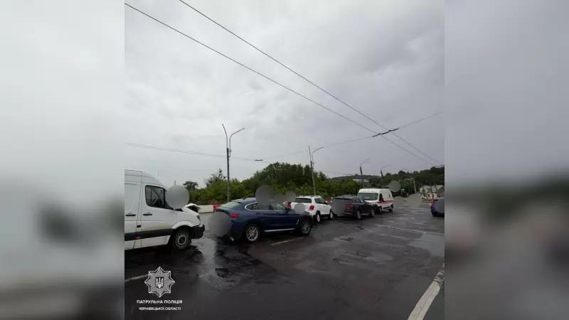 На мосту у Чернівцях сталася ДТП: зіткнулися чотири авто