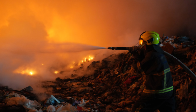На найбільшому сміттєзвалищі Закарпаття вдруге за тиждень спалахнула пожежа