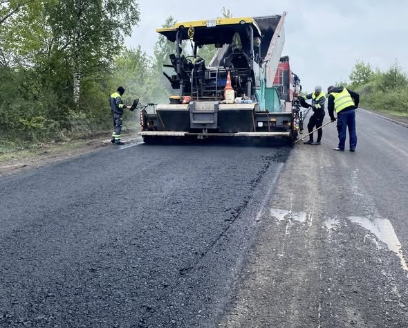 На об’їзній Івано-Франківська вкладають новий асфальт