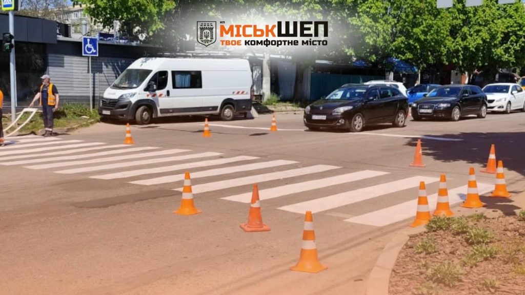 На одному з перехресть у Чернівцях оновили дорожню розмітку