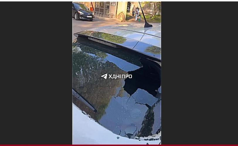 На одній із вулиць Дніпра невідомі ночами пошкоджують автомобілі (відео)