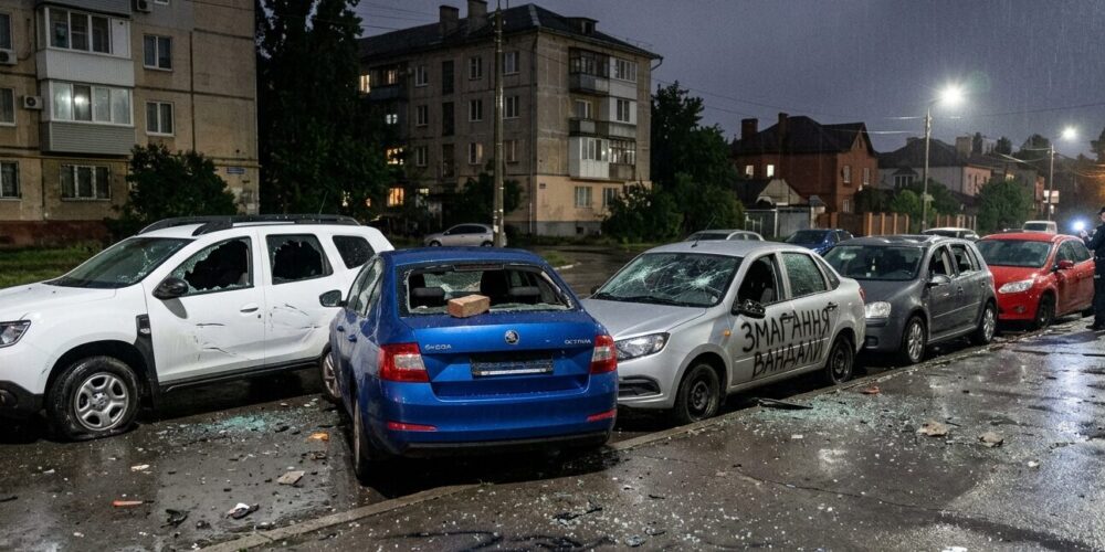 На одній із вулиць Дніпра регулярно пошкоджують автомобілі (Відео)