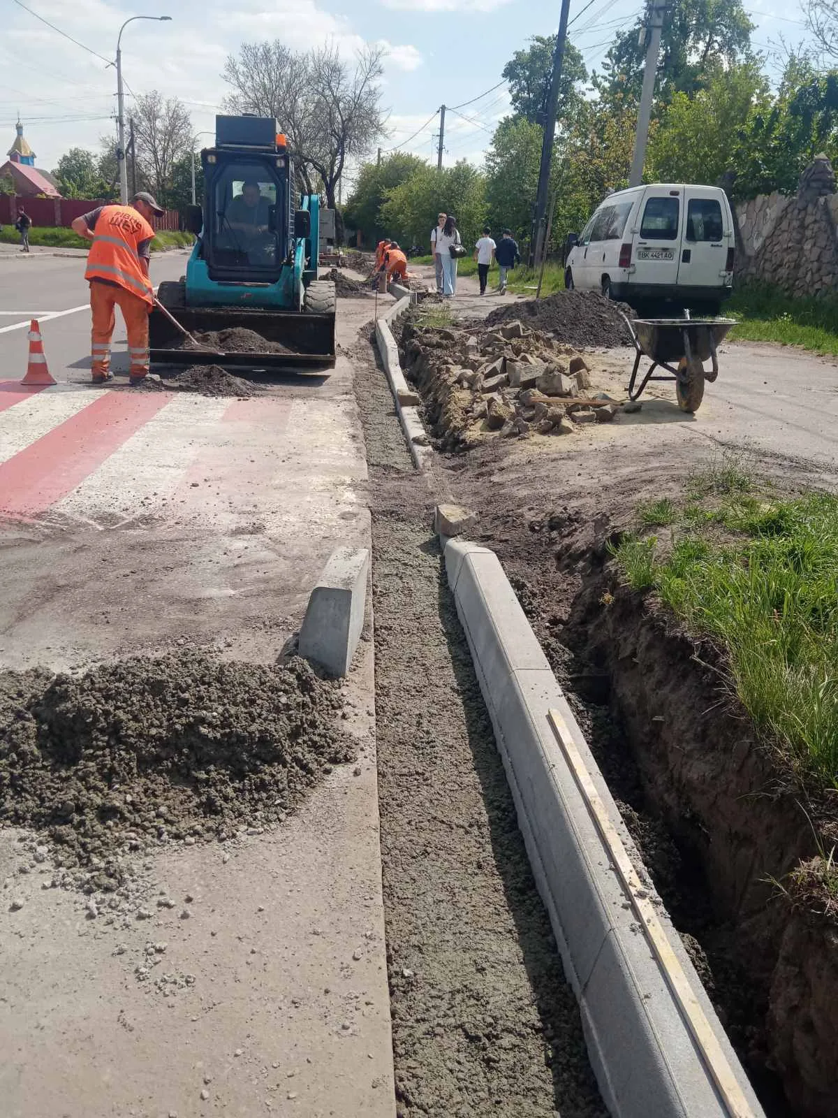 На одній із вулиць Рівного облаштовують тротуар