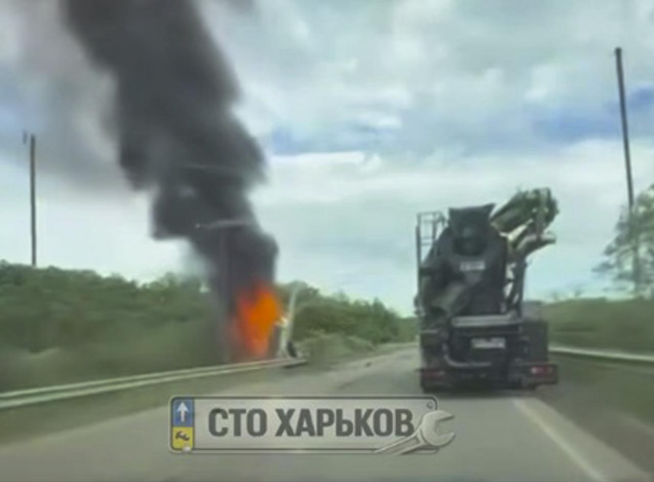 На окружній дорозі Харкова після удару FPV-дрона загорілася фура, є …