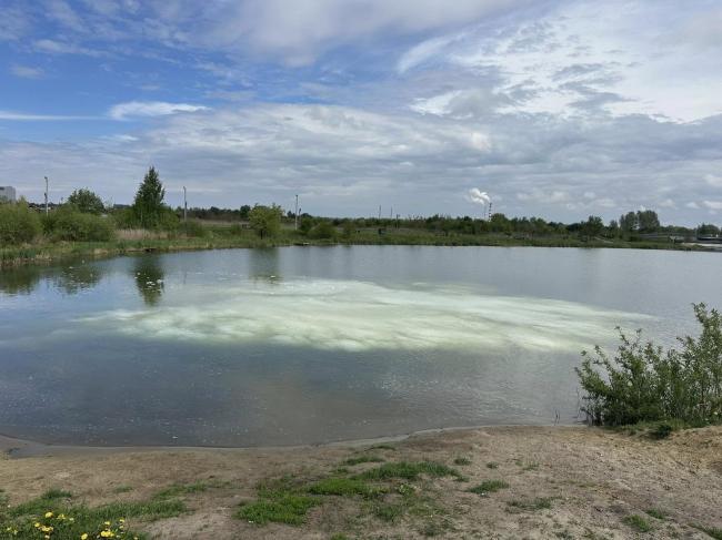 На пляжах Здолбунова провели сезонне вапнування водойм