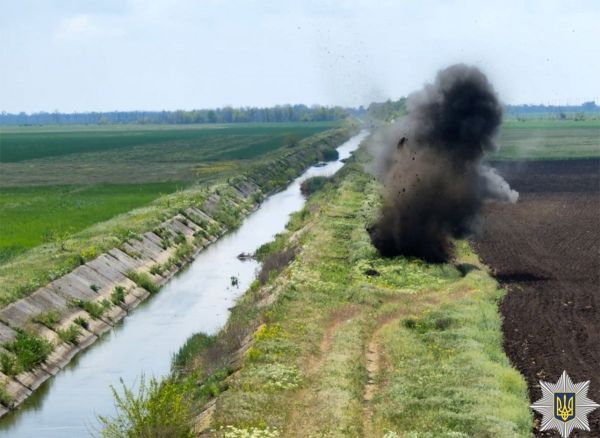 На полях Миколаївщини знайшли боєприпаси, які довелося підривати на місці