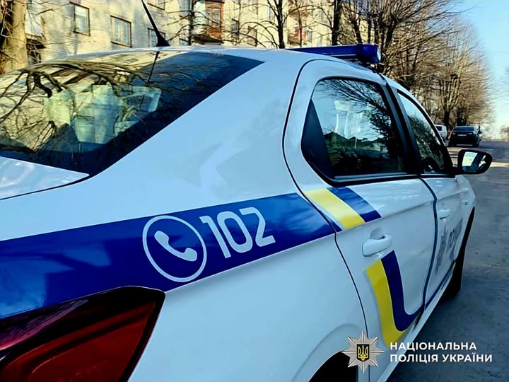 На проспекті Миру в Житомирі поліцейські з’ясовують причину пошкодження віконної шибки у квартирі на 7 поверсі