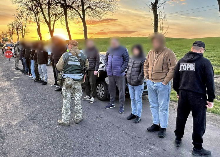 На півночі Одещини прикордонники затримали 9 чоловіків, які намагалися втекти …